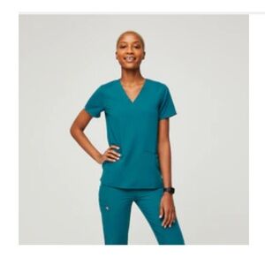 Figs Two-Pocket Scrub Top